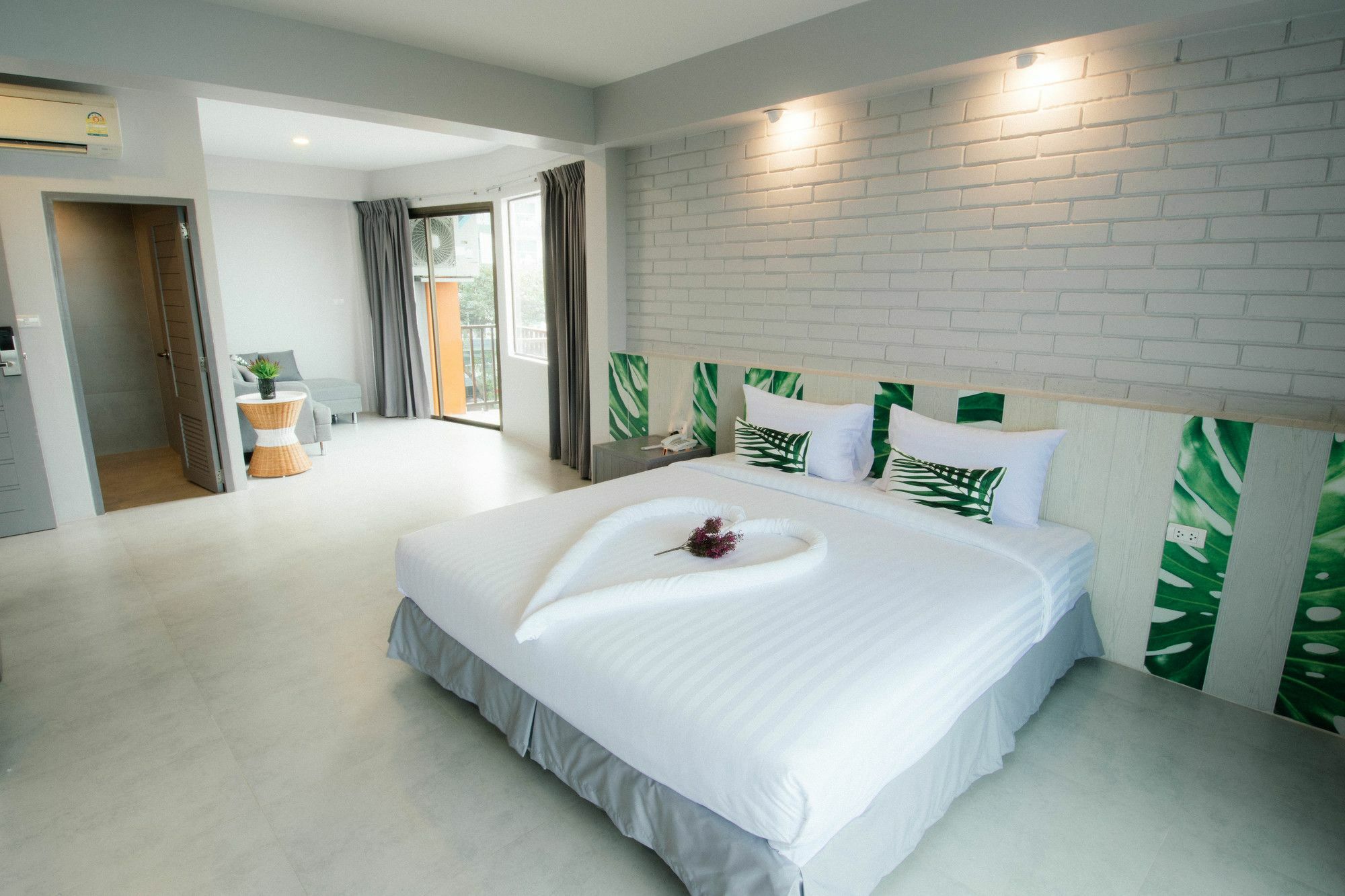 The Pat Hotel Jomtien Beach Exterior photo